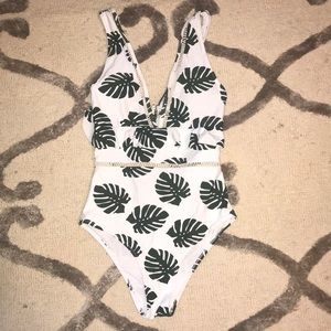 Cupshe swimsuit. Worn once. Size small